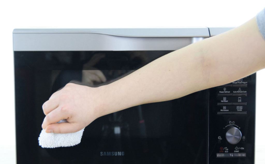 Curățarea cuptorului cu microunde